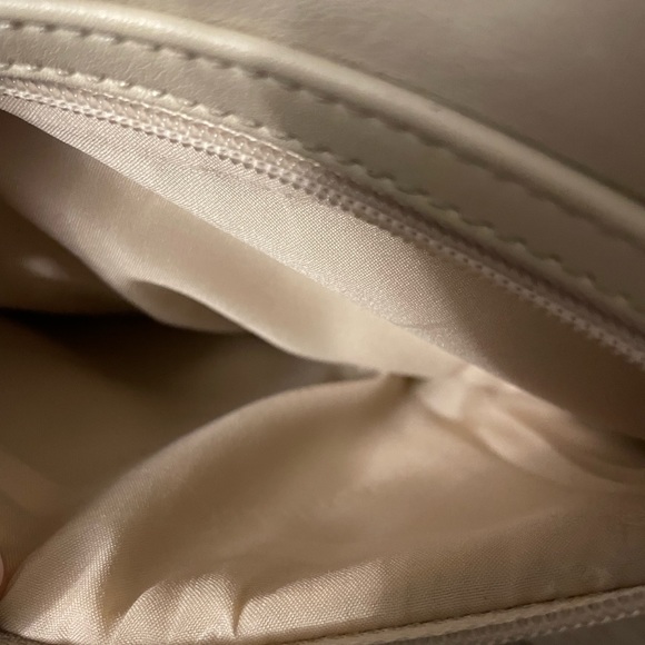 Aurielle Ivory Leather Multi-compartment Crossbody Purse - Picture 11 of 14